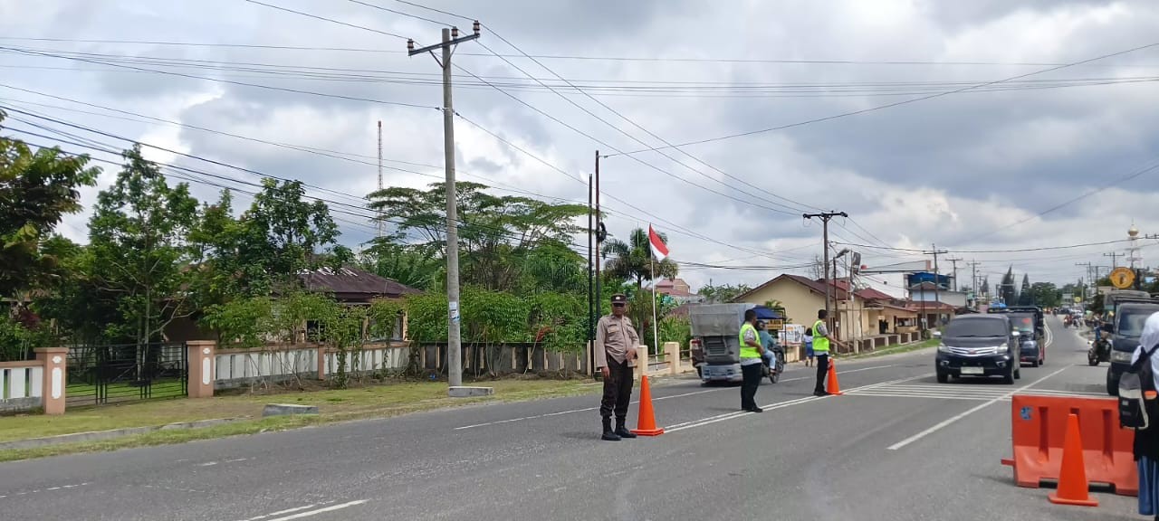 Polsek Raya Laksanakan Strong Point dan Pengaturan Lalu Lintas di Jalan Sutomo