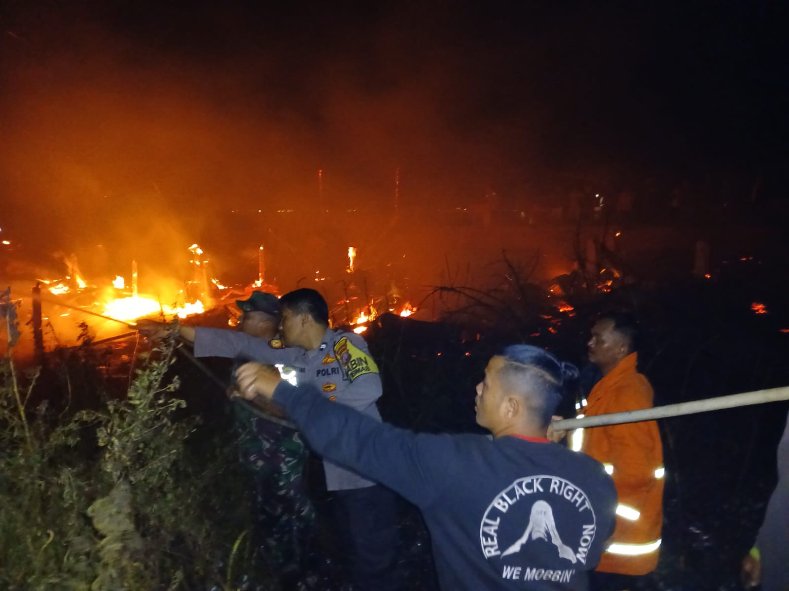 Polsek Parapat Berjibaku Memadamkan Api, Kebakaran Hanguskan 17 Pondok