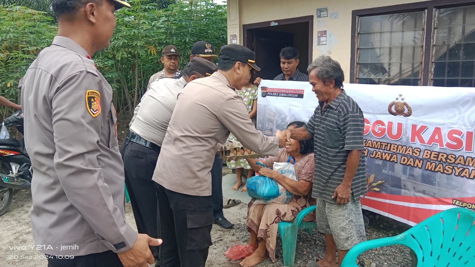 Polsek Tanah Jawa Laksanakan Program \"Minggu Kasih\", Berikan Bantuan