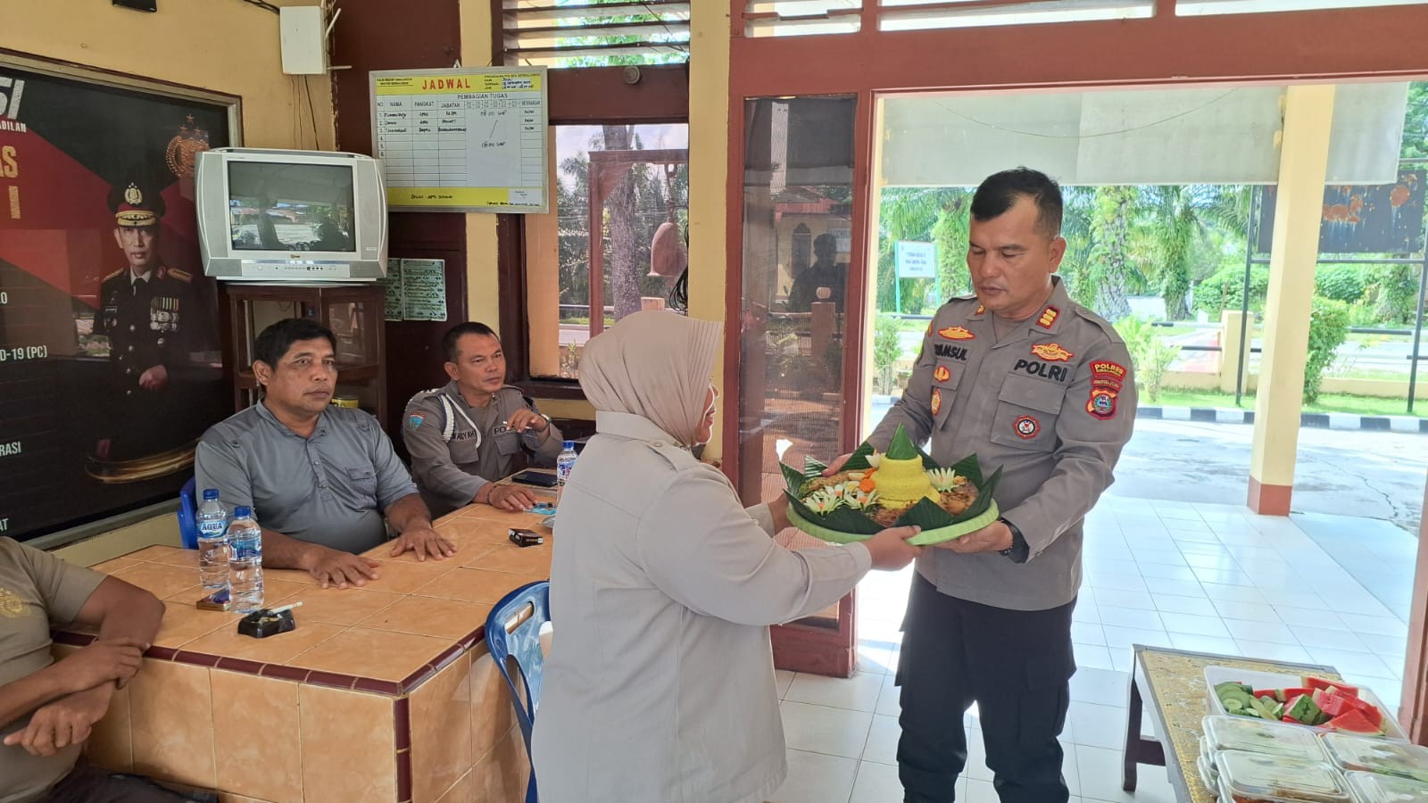 Polsek Serbalawan Lepas Personil ASN yang Pensiun