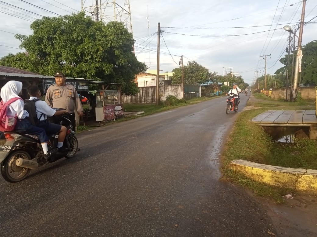 Polsek Bosar Maligas Amankan Arus Lalu Lintas Pagi di Jalan Kapten Kahar Sinaga, Jamin Kelancaran Ak