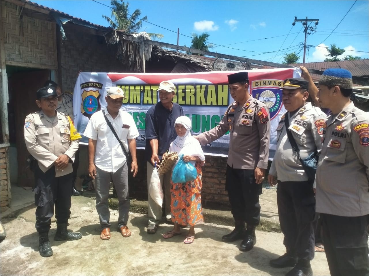 Polsek Tanah Jawa Laksanakan Jumat Berkah, Wujud Nyata Kepedulian Polri terhadap Masyarakat