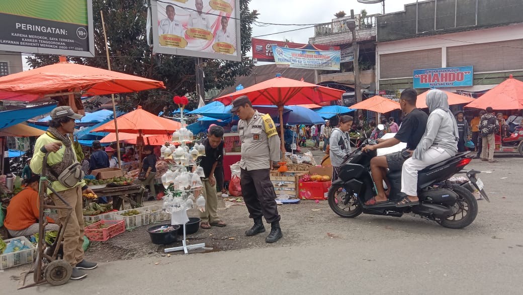 Menjelang Pilkada 2024, Bhabinkamtibmas Polsek Raya Gelar Patroli Dialogis untuk Jaga Keamanan Pasar