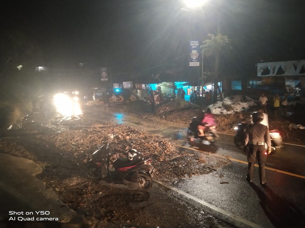 Polri, TNI, dan Warga Bersinergi Tangani Longsor di Jalan Siantar-Parapat,  Akses Jalan Kembali Norm