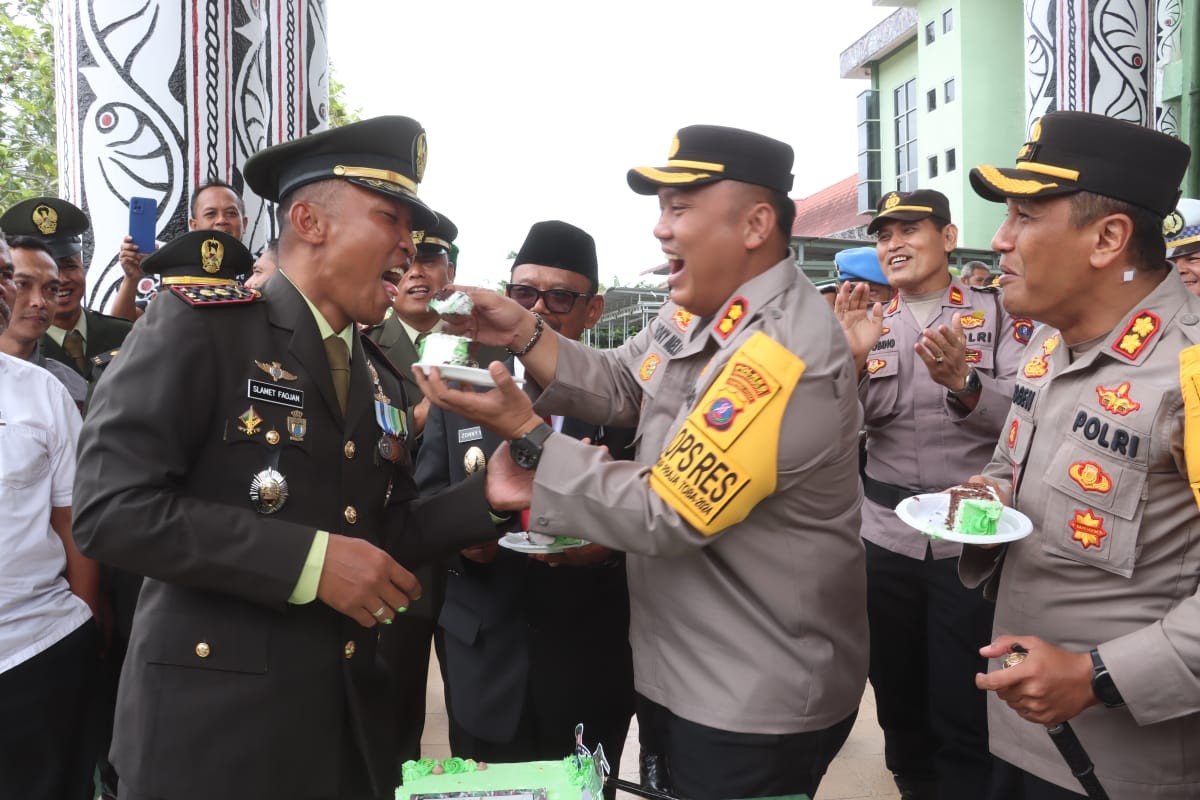 Sinergitas TNI-Polri Semakin Kuat: Kapolres Simalungun Berikan Kejutan di HUT TNI ke-79 kepada Dandi