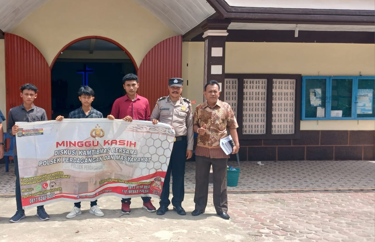 Polsek Perdagangan Amankan Ibadah Minggu di Tiga Gereja, Salurkan Bantuan Sembako