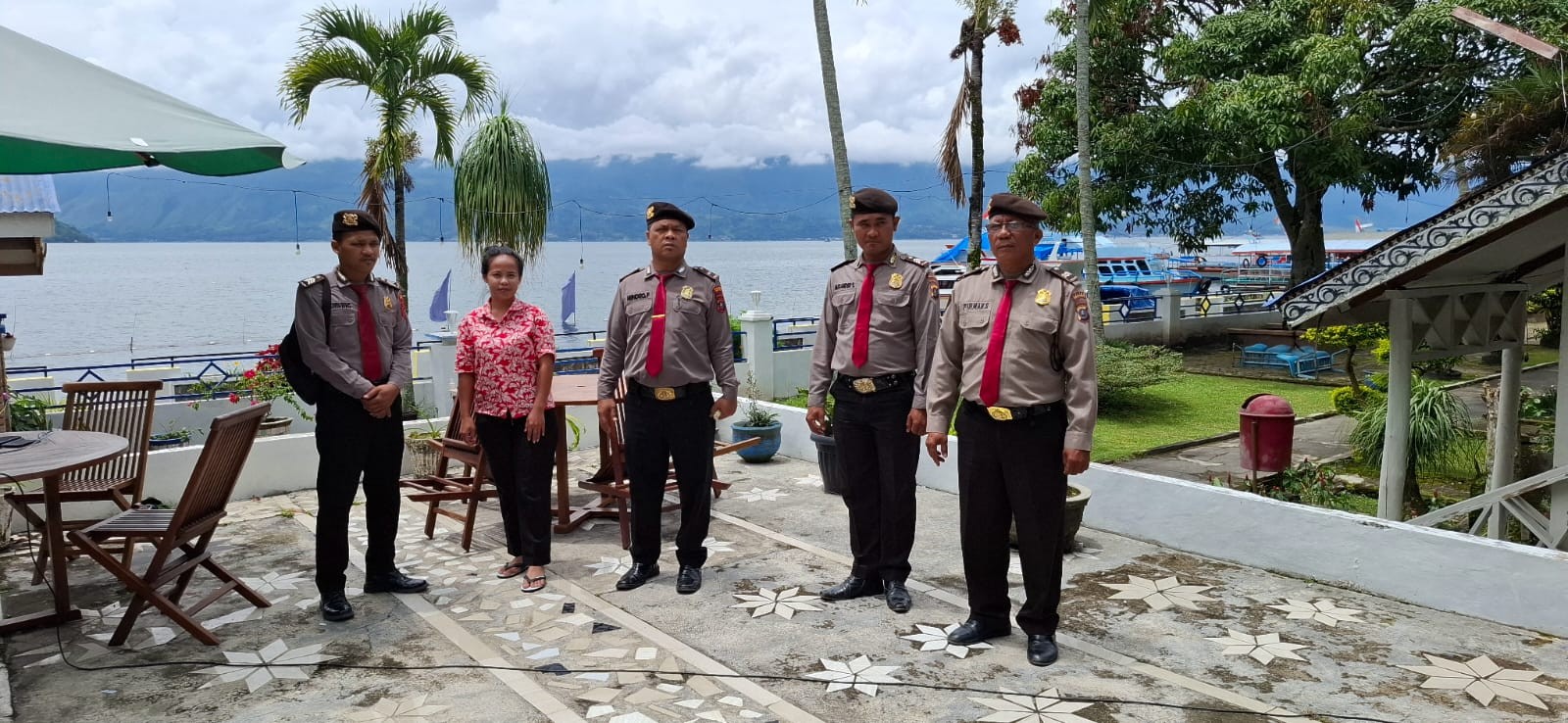 Satpam Obvit Polres Simalungun Patroli Destinasi Wisata di Danau Toba, Jamin Keamanan Pengunjung