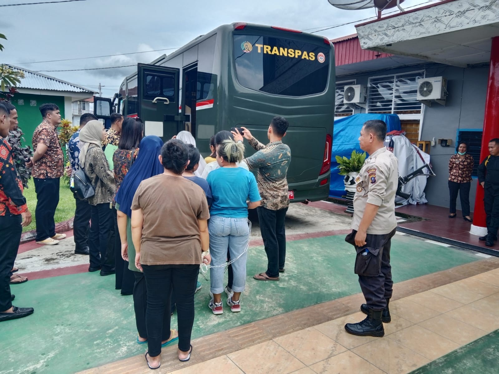 Personel Polsek Bangun Kawal Pemindahan 35 Narapidana dari Lapas Pematang Siantar