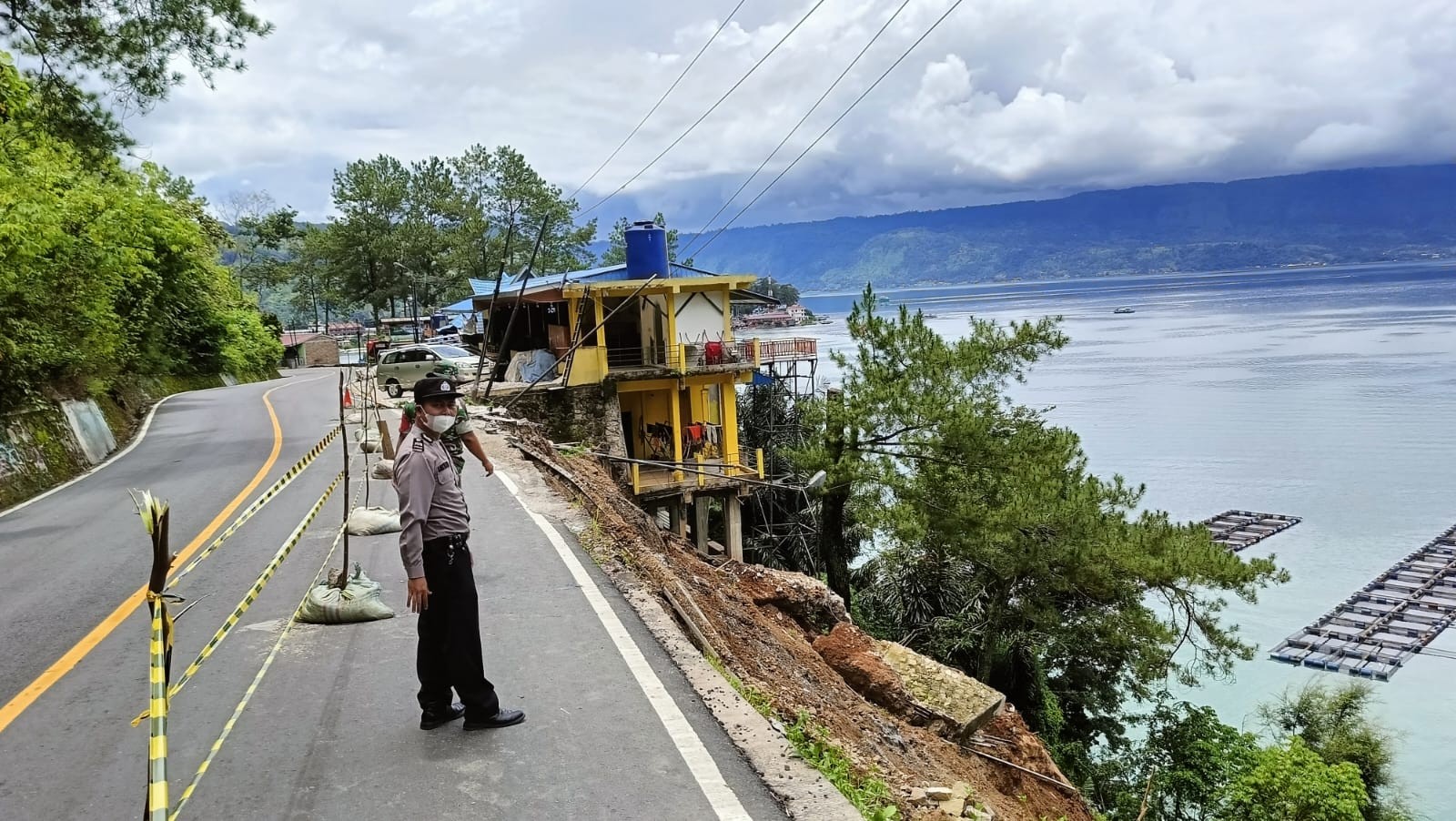 Personel Polsek Parapat Tanggap Bencana Tanah Longsor di Jalinsum Parapat-Siantar