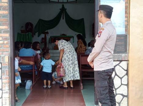 Personel Polsek Raya Kahean Amankan Ibadah Minggu di Gereja Katolik