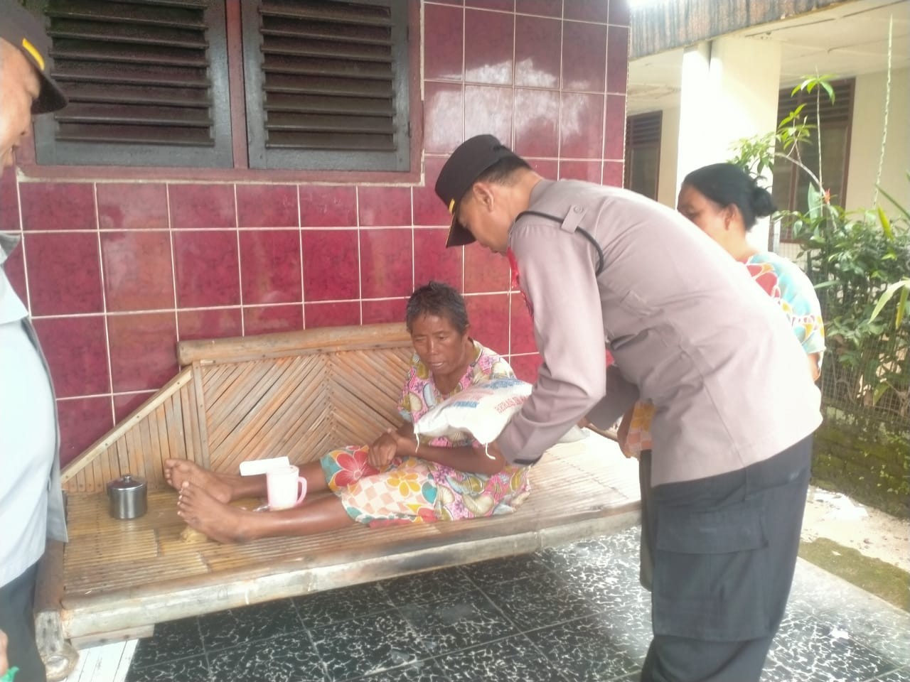 Polsek Tanah Jawa Gelar Program Minggu Kasih dan Berikan Bantuan Sembako