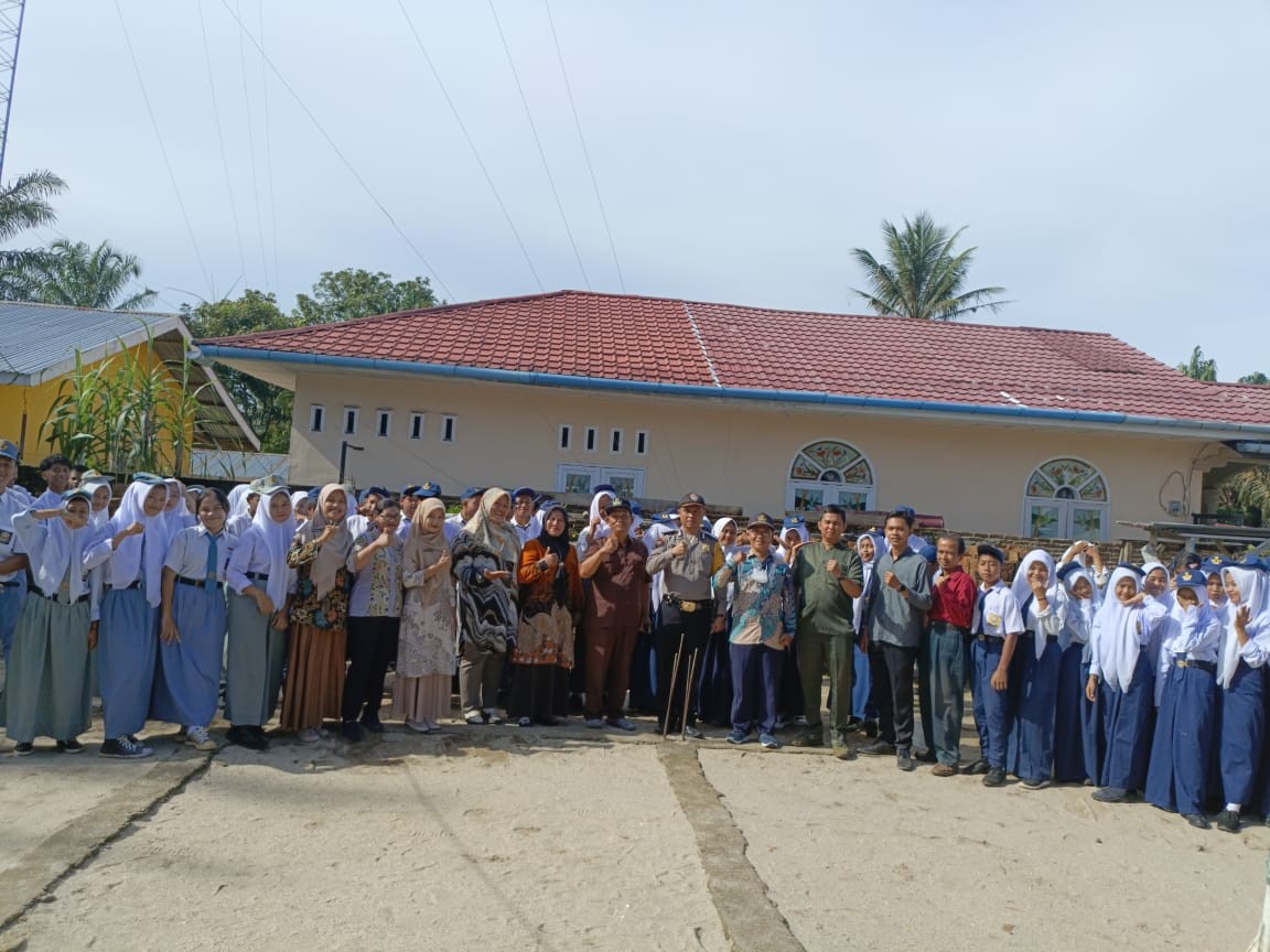 Bhabinkamtibmas Polsek Perdagangan Sosialisasikan Bahaya Pernikahan Dini di Sekolah Tunas Bangsa