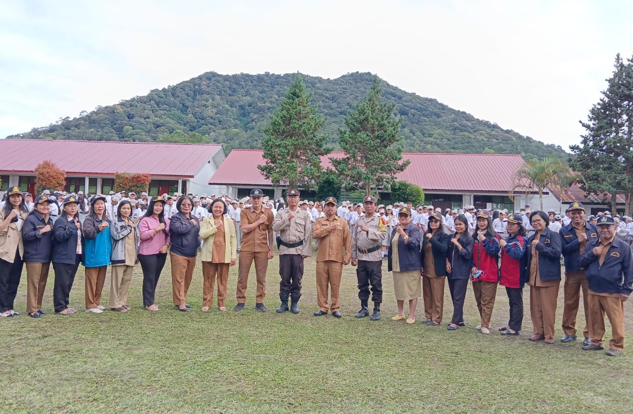 Kanit Binmas Polsek Saribudolok Berikan Penyuluhan Anti Bullying dan Tertib Berlalu Lintas di SMA Ne