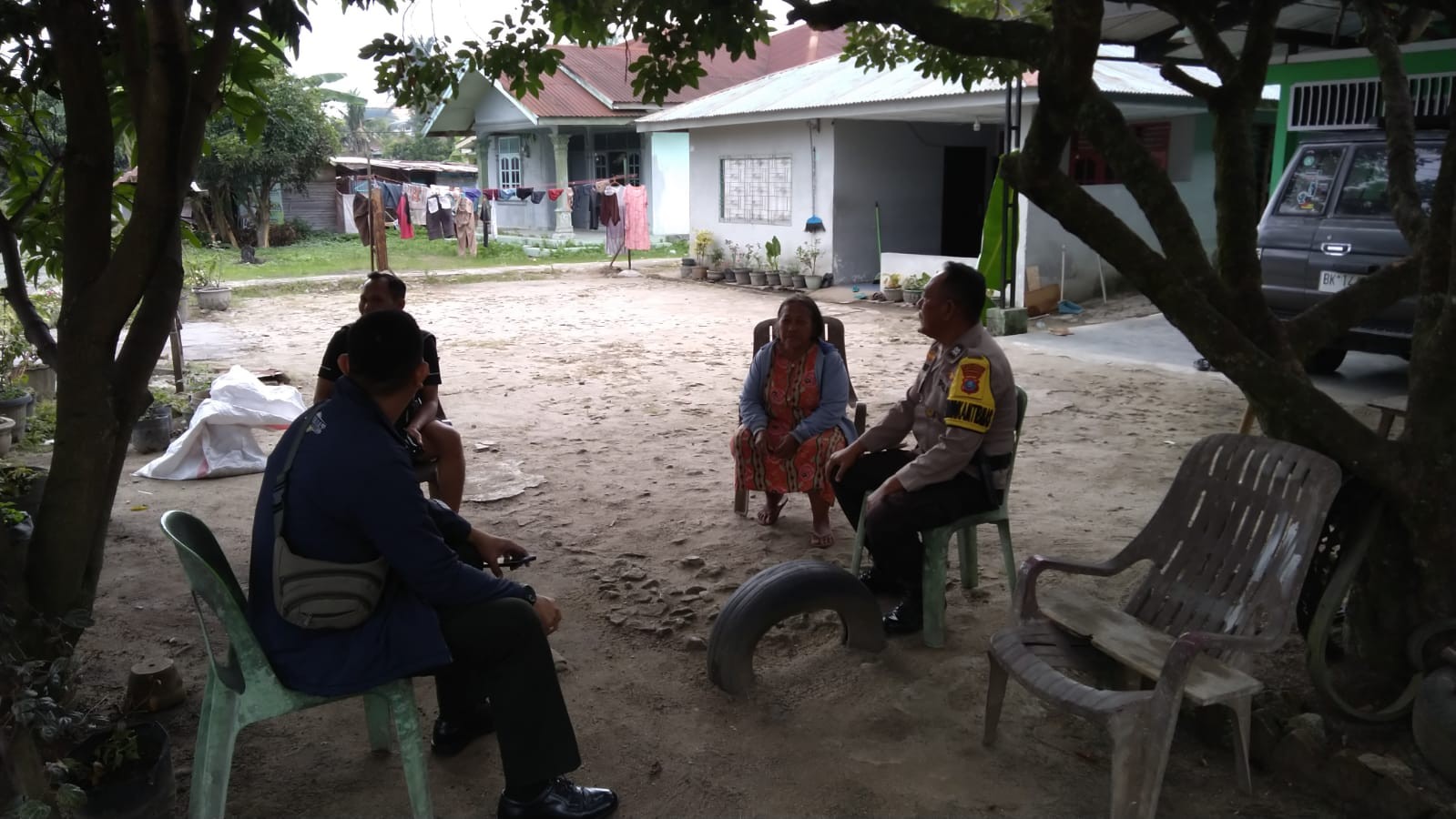 Bhabinkamtibmas Polsek Bangun Sambangi Warga, Himbau Orang Tua Awasi Anak Remaja