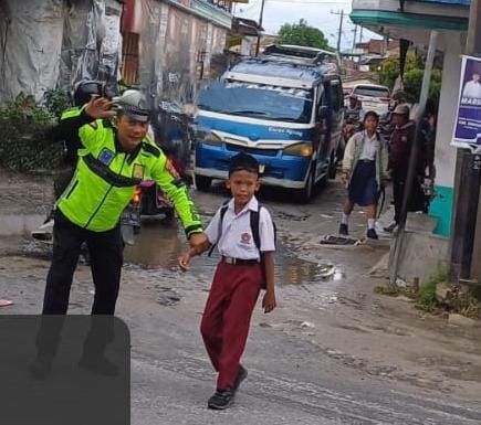 Polsek Tanah Jawa Gelar Giat PAM dan Gatur Lalu Lintas di Simpang Tangsi, Edukasi Masyarakat Patuh L