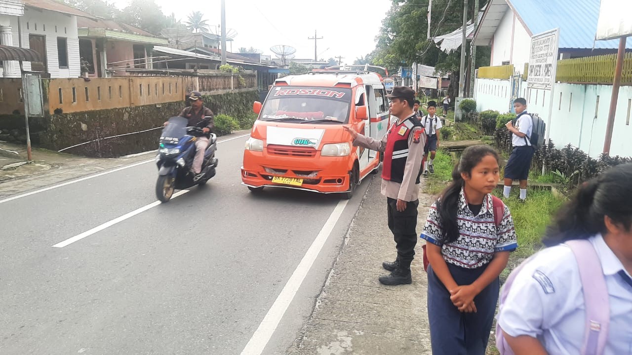 Polsek Panei Tongah Gelar Penjagaan dan Pengaturan Lalu Lintas di Jam Padat Pagi