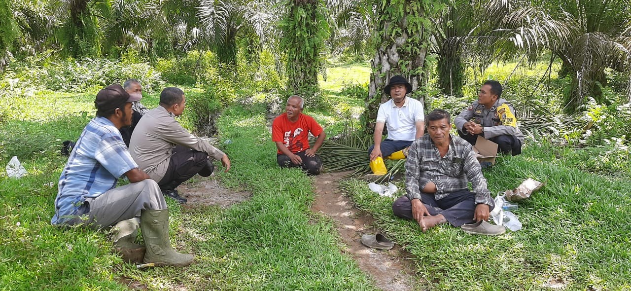 Bhabinkamtibmas Polsek Silau Kahean Sosialisasikan Bahaya Narkoba dan Pentingnya Pilkada Damai di Na