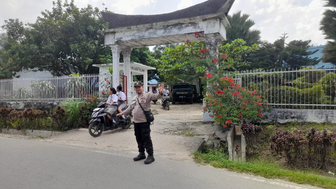 Polsek Raya Kahean Gelar Strong Point dan Pengaturan Lalu Lintas di Depan SMA Negeri 1 Raya Kahean, 