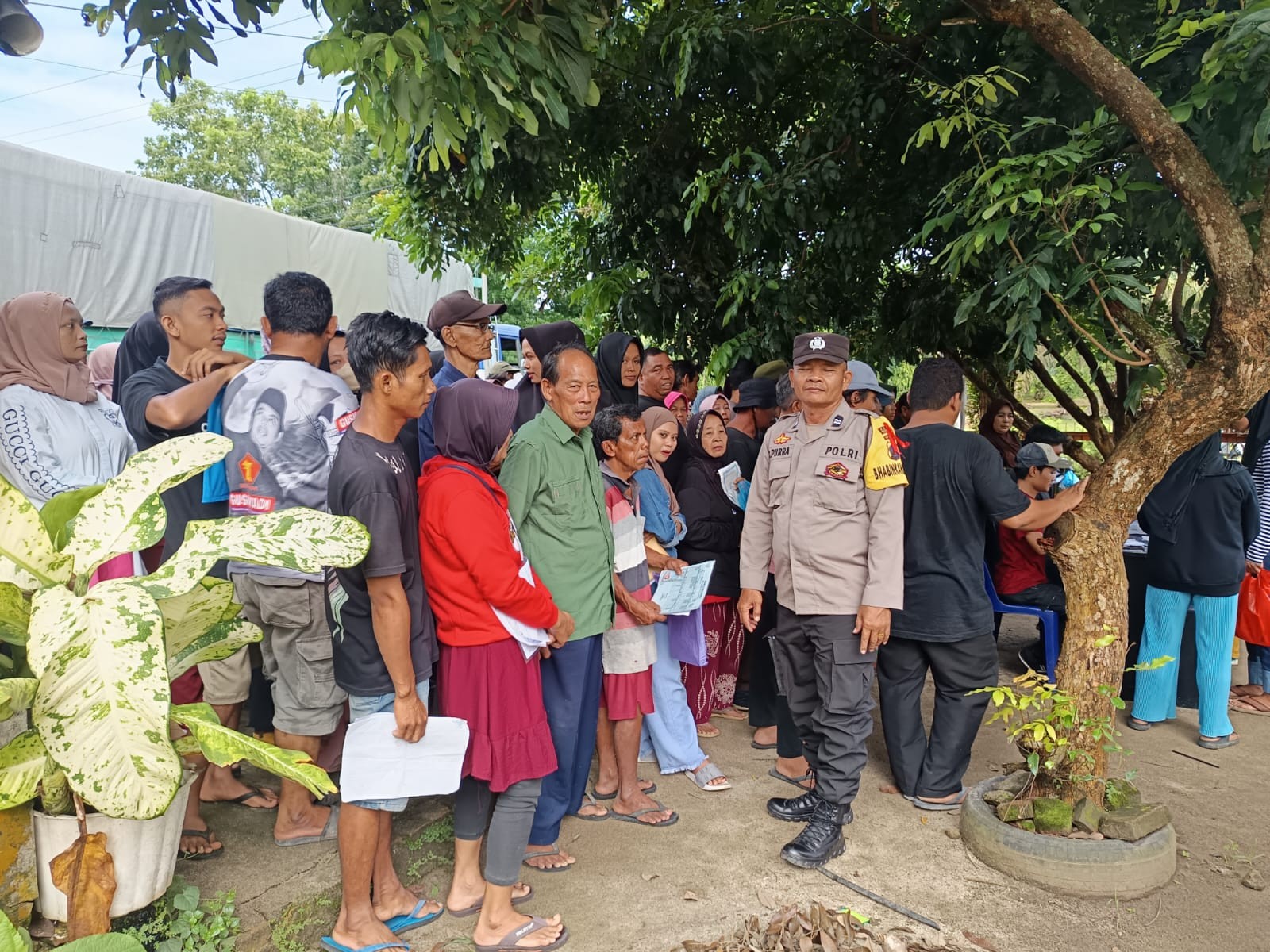 Bhabinkamtibmas Polsek Serbalawan Awasi Pembagian Bantuan Pangan di Kantor Pos Serbalawan