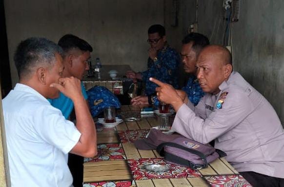 Bhabinkamtibmas Polsek Tanah Jawa Sosialisasikan Kamtibmas di Warung Kopi, Ajak Warga Jadi Mitra Pol