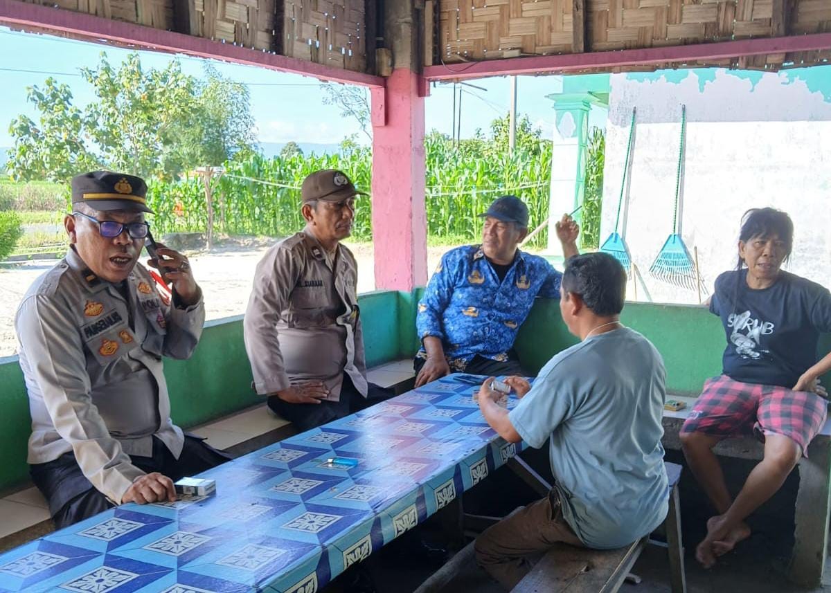 Panit Binmas Polsek Tanah Jawa Razia Warung Tuak, Berikan Imbauan