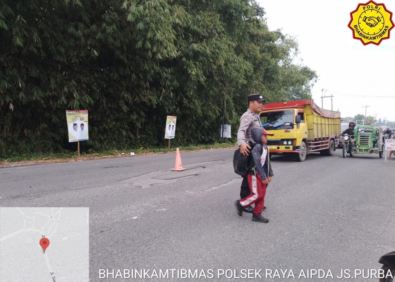 Personel Polsek Raya Amankan Arus Lalu Lintas Pagi Hari di Jalan Sutomo