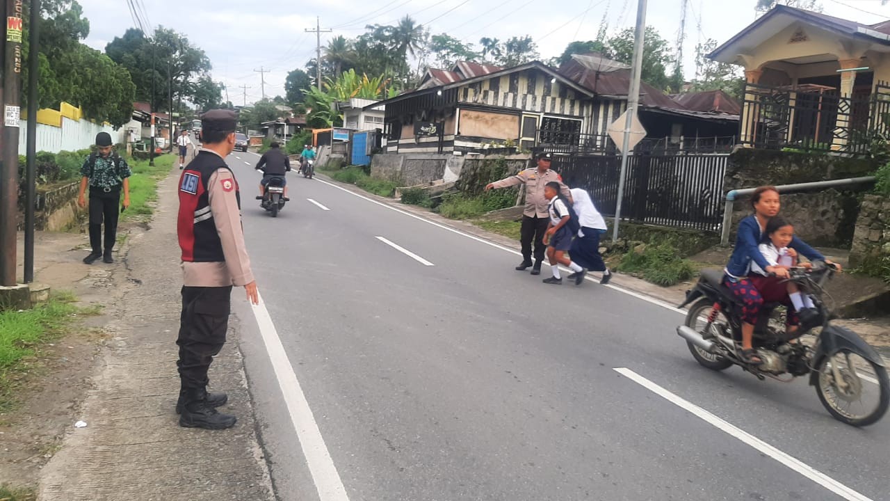 Polsek Panei Tongah Amankan Arus Lalu Lintas Pagi Hari di Jalan Besar Saribu Dolok, Cegah Kemacetan 