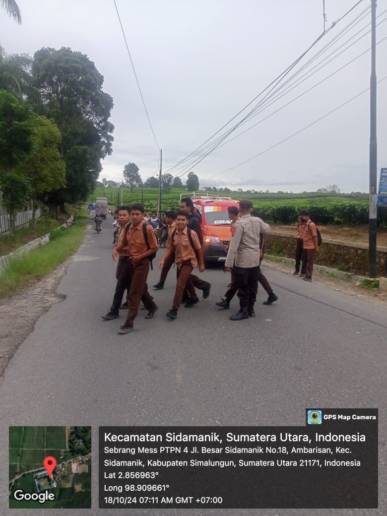 Polsek Sidamanik Amankan Arus Lalu Lintas Pagi Hari di Depan SMA Negeri 1 Sidamanik, Cegah Kemacetan