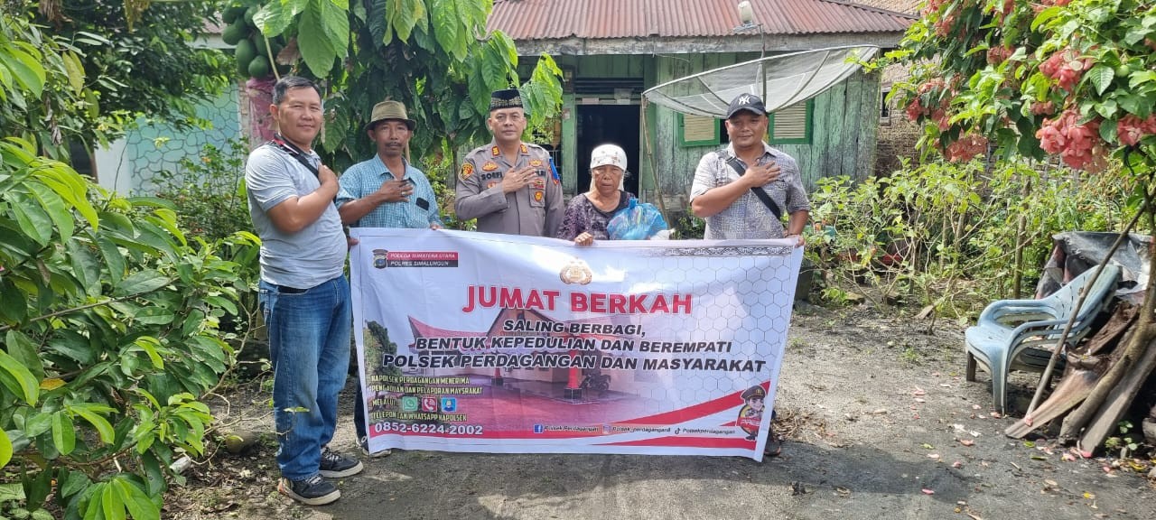 Kapolsek Perdagangan Gelar Jumat Barokah, Bagikan Sembako kepada Warga Kurang Mampu