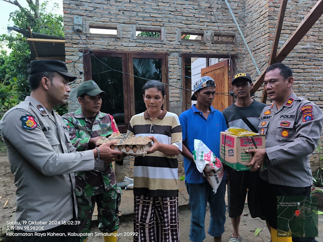 Kapolsek Raya Kahean Turun Langsung Bantu Korban Angin Puting Beliung