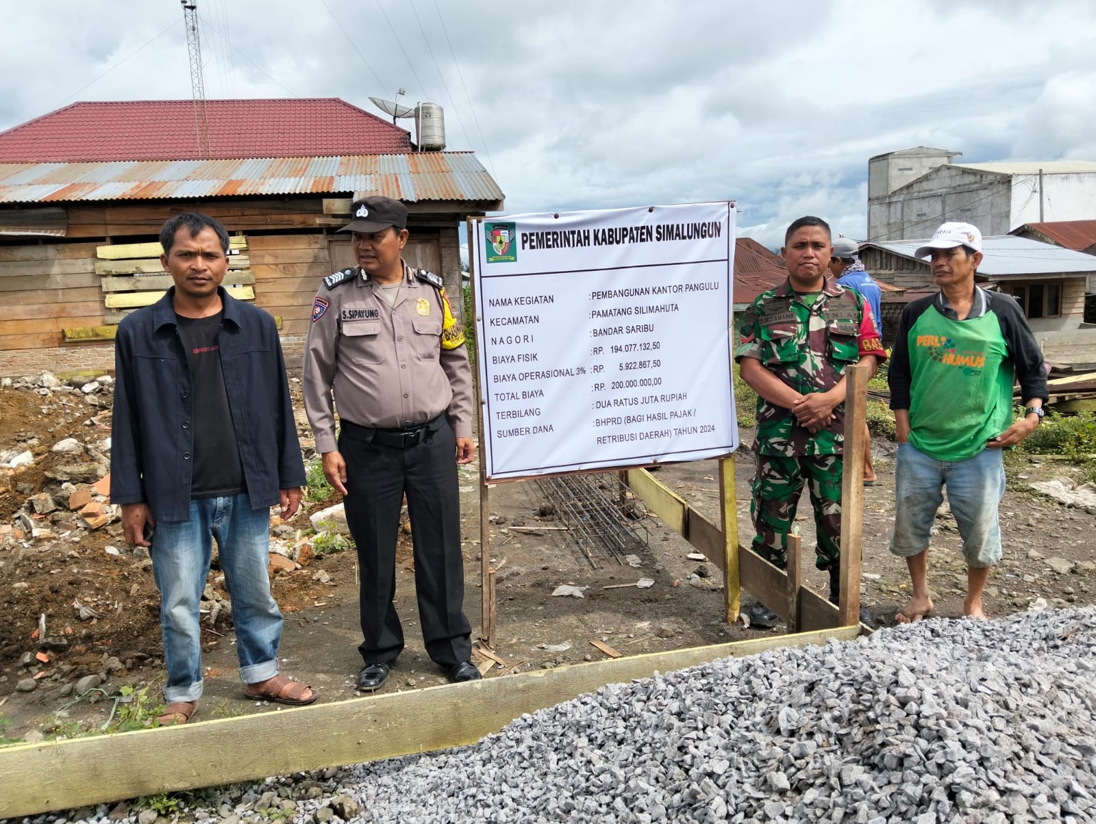 Bhabinkamtibmas Polsek Saribudolok Pantau Pembangunan Kantor Pangulu Nagori Bandar Saribu, Pastikan 