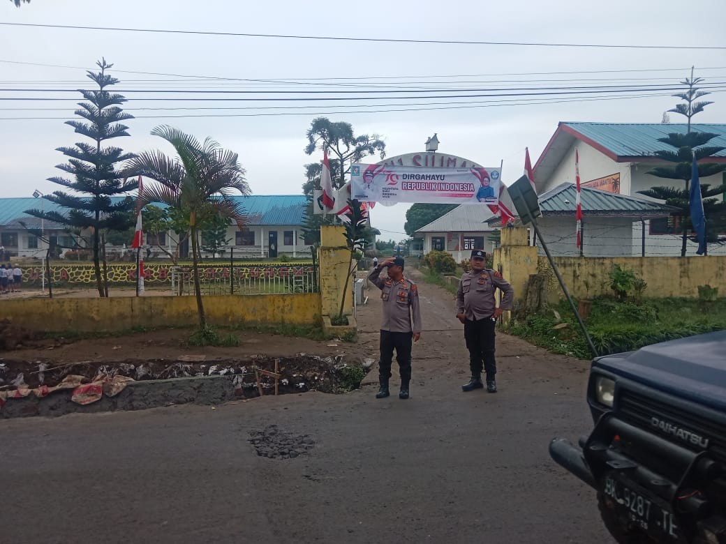 Polres Simalungun Gelar Strong Point di Depan SMP 1 Saribu Dolok, Amankan Arus Lalu Lintas Jelang Pe