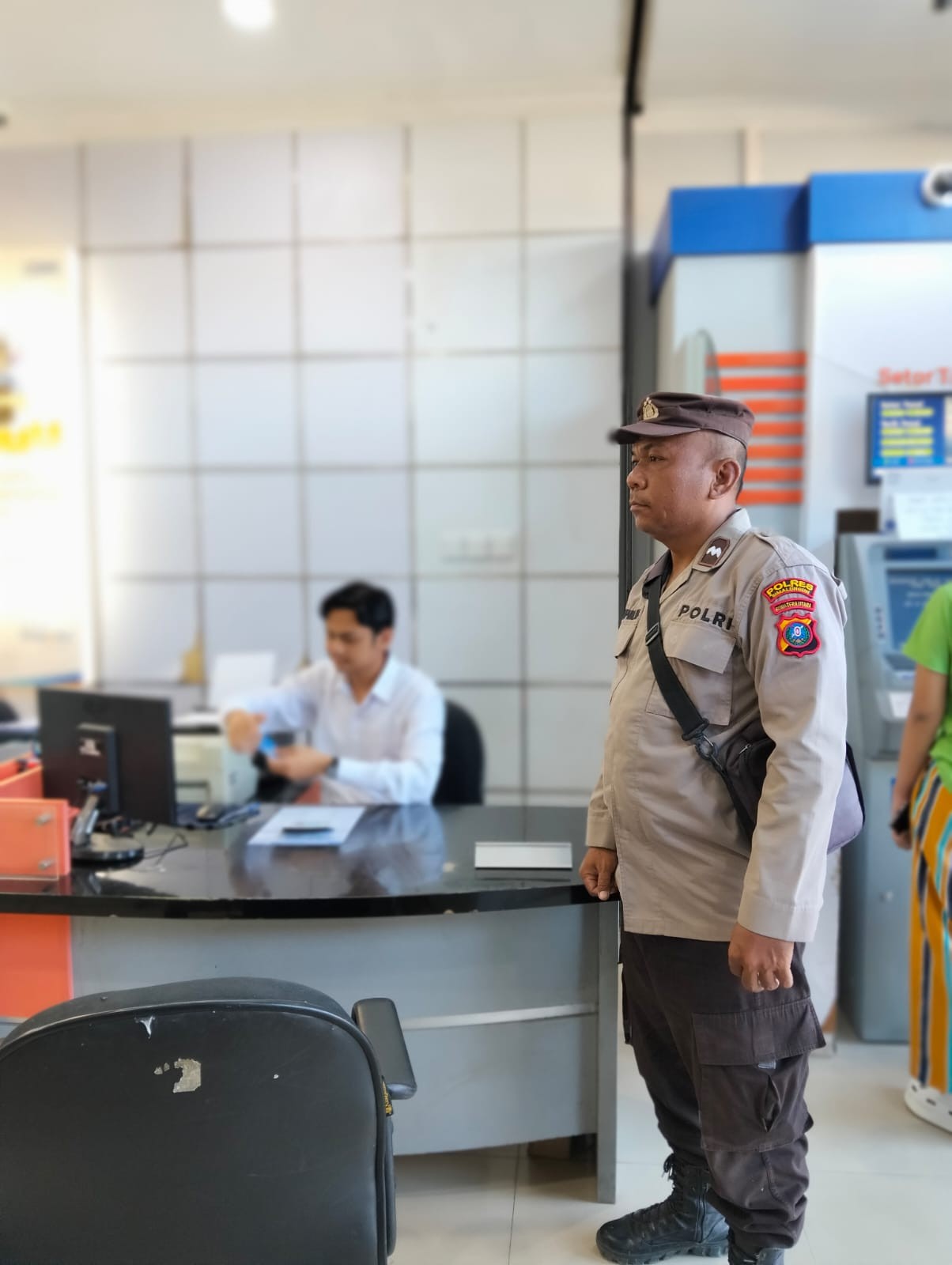 Polsek Tanah Jawa Patroli dan Sambang Bank BRI, Jaga Keamanan dan Ketertiban di Wilayah