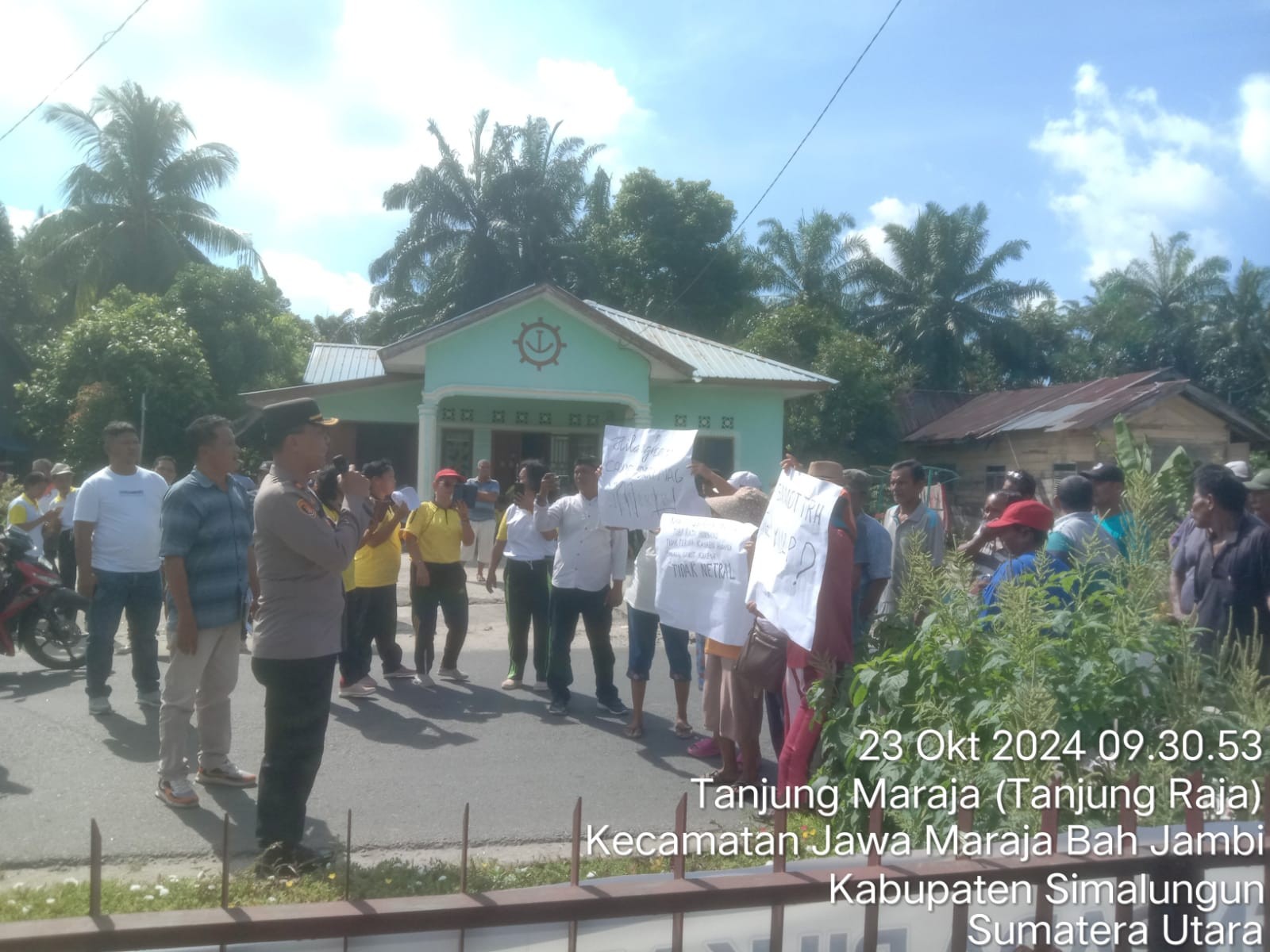 Polsek Tanah Jawa Amankan Aksi Unjuk Rasa Masyarakat Huta 1 Toba Raja Hombang, Dorong Penyelesaian M