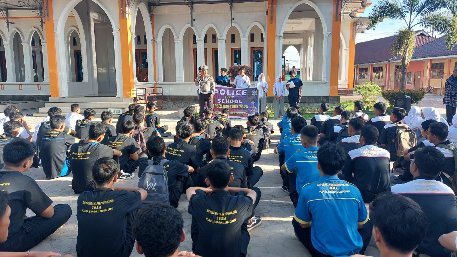 Sat Lantas Polres Simalungun Gelar Police Goes to School, Edukasi Siswa SMK UISU tentang Keselamatan