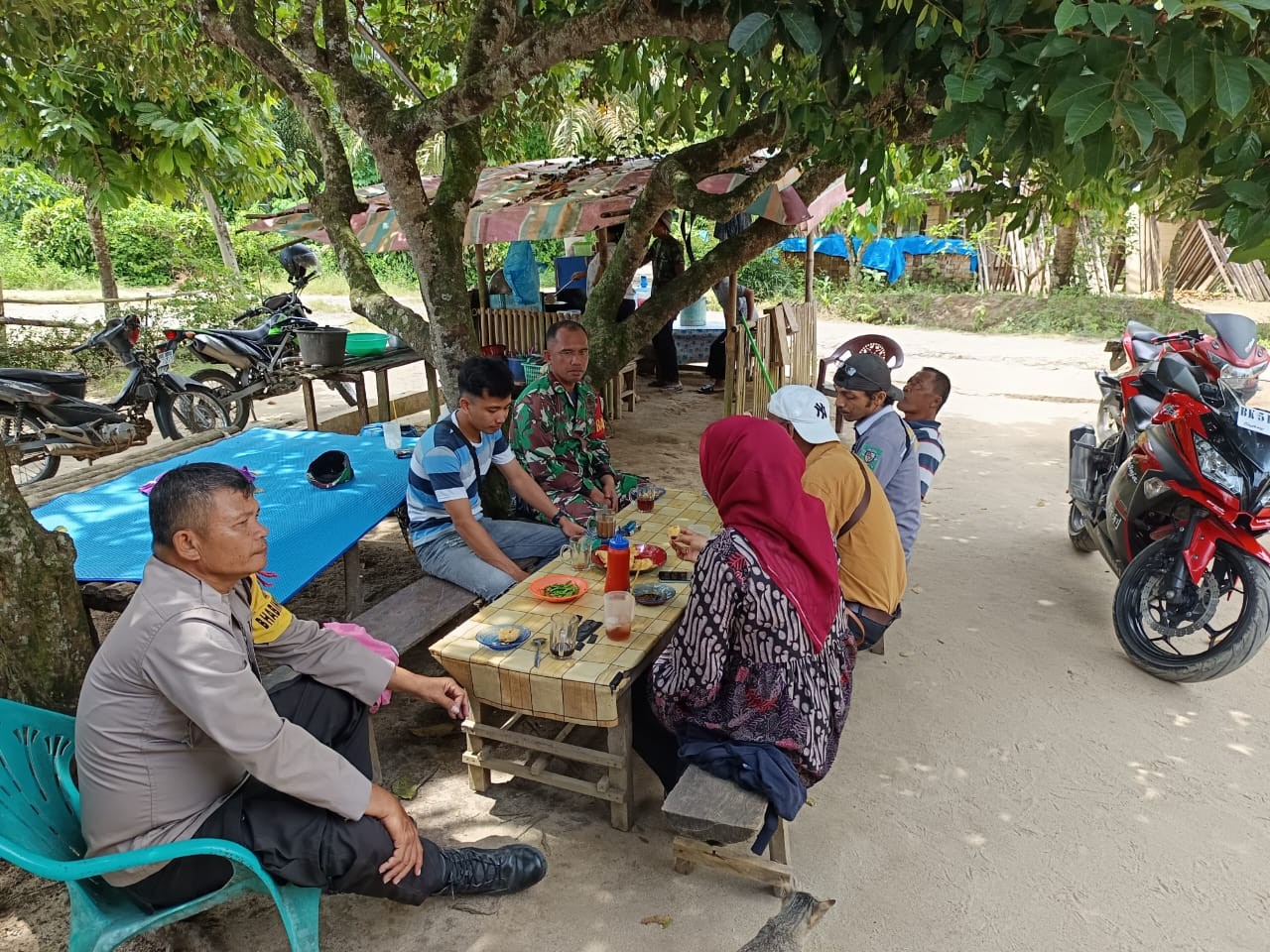 Bhabinkamtibmas Polsek Dolok Batu Nanggar Jalin Silaturahmi dengan Warga, Jaga Kamtibmas dan Kebersi