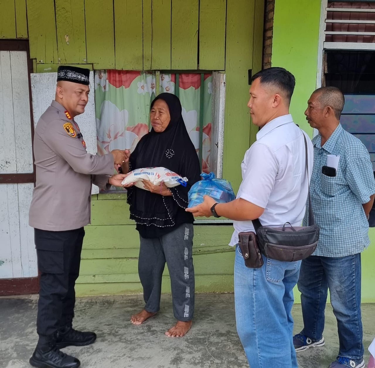 Kapolsek Perdagangan Gelar Jumat Barokah, Bagikan Sembako untuk Warga Kurang Mampu