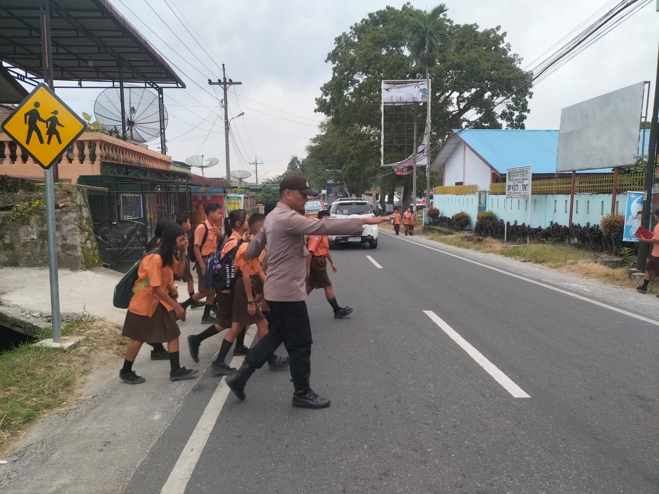 Polsek Panei Tonga  Amankan Arus Lalu Lintas Pagi di Jam Sibuk, Pastikan Pelajar Sekolah dengan Aman