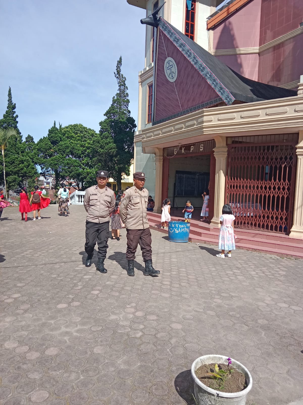 Polsek Saribu Dolok Amankan Ibadah Minggu di Gereja GKPS 1 Saribu Dolok