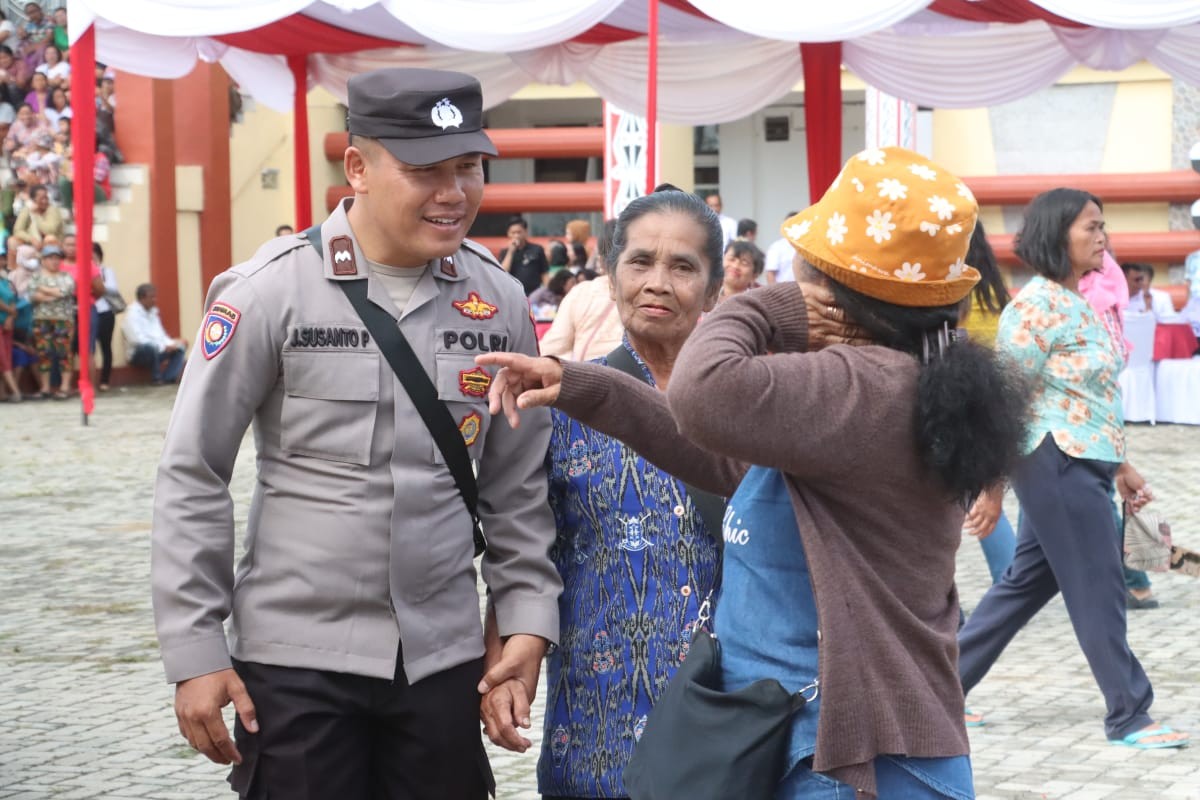 Bhabinkamtibmas Polsek Raya Bantu Lansia di Bakti Sosial Polda Sumut, Wujud Nyata Program Cooling Sy