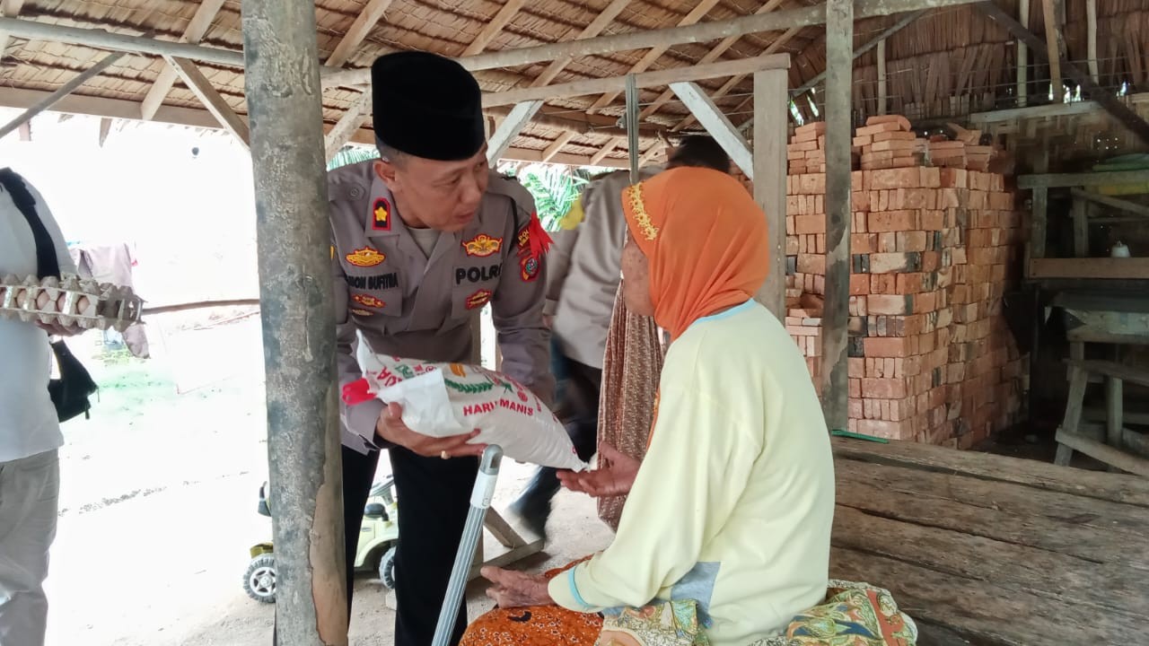 Inisiatif Jumat Berkah oleh Polres Simalungun: Kapolsek Tanah Jawa Bagikan Sembako untuk Warga Kuran