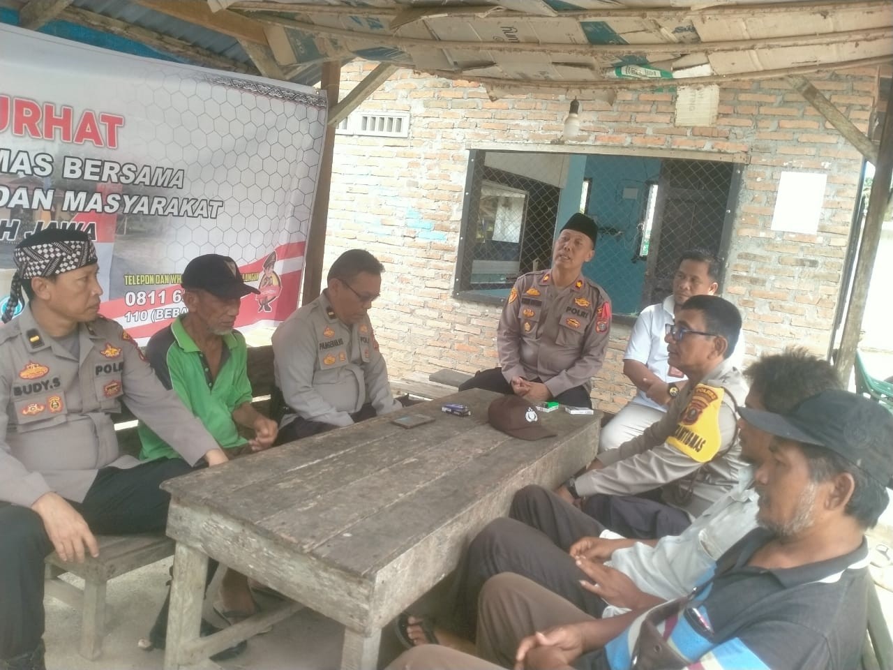 Dialog Komunitas di Warung Kopi: Kapolsek Tanah Jawa Gelar Jumat Curhat Hadirkan Negara di Masyaraka