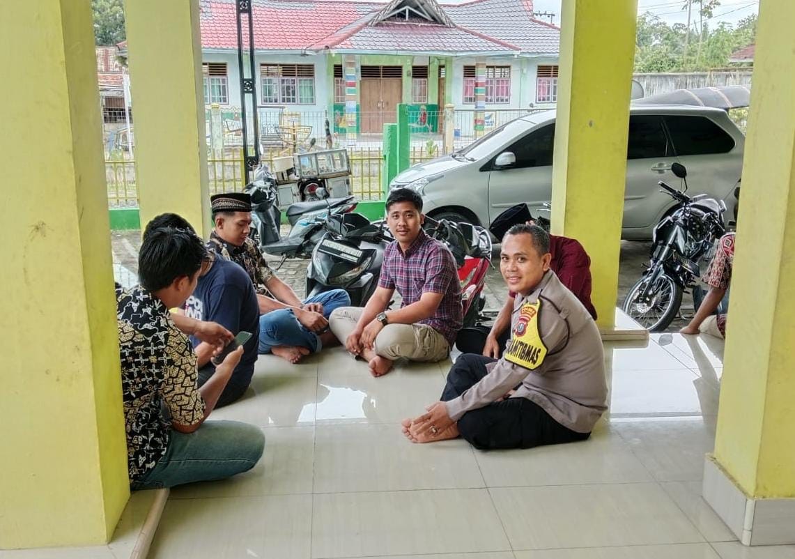 Jumat Curhat di Masjid Jami Pasar Baru: Bhabinkamtibmas Bosar Maligas Berkoordinasi Dengan Tokoh Aga