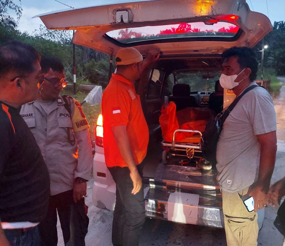 Tim INAFIS Polres Simalungun Lakukan Olah TKP Penemuan Mayat di Sungai Aek Boluk