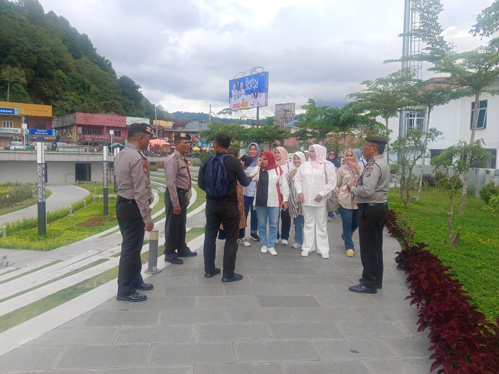 Personel Pamobvit Polres Simalungun Jaga Keamanan di Destinasi Wisata Danau Toba