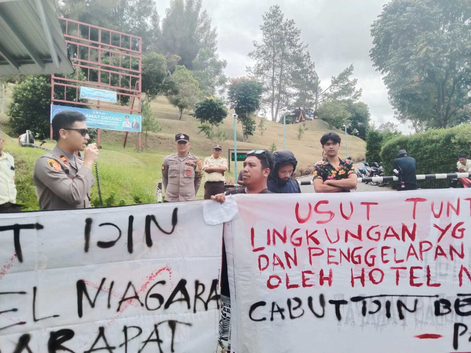 Polsek Parapat Kawal Aksi Damai Aliansi Masyarakat Peduli Lingkungan dengan Aman dan Kondusif