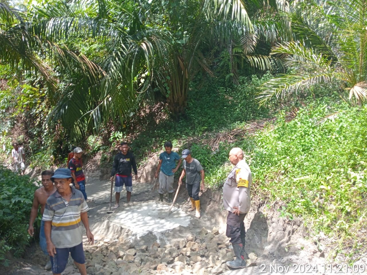 Bhabinkamtibmas Polsek Silau Kahean Bersama Warga Gotong Royong Perbaiki Jalan Rusak di Nagori Dolok