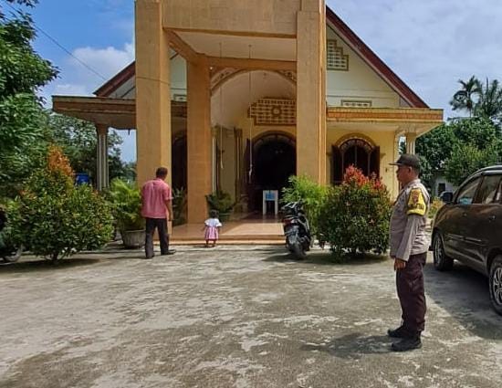 Polsek Bosar Maligas Ciptakan Rasa Aman dalam Ibadah Minggu di Gereja HKBP Exaudi, Ujung Padang