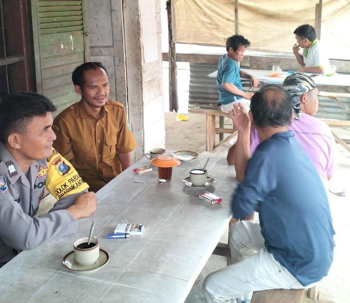 Bhabinkamtibmas Polsek Dolok Pardamean Sosialisasikan Bahaya Judi Online di Warung Kopi, Jalin Kedek