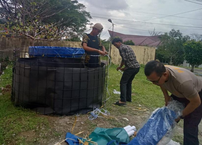 Polri Beraksi:  Kabag SDM Polres Simalungun  Membangun Ketahanan Pangan dengan Kolam Ikan